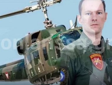 Συντετριμμένοι οι συγγενείς του υπολοχαγού που έχασε τη ζωή του στην πτώση του ελικοπτέρου (φωτό & βίντεο)